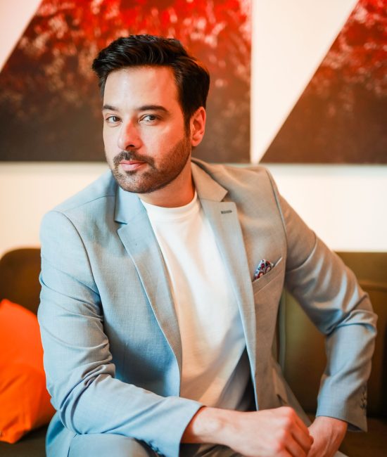 Corporate Headshot Photographer Dubai – Elegant, Sharp & Confident Business Portraits