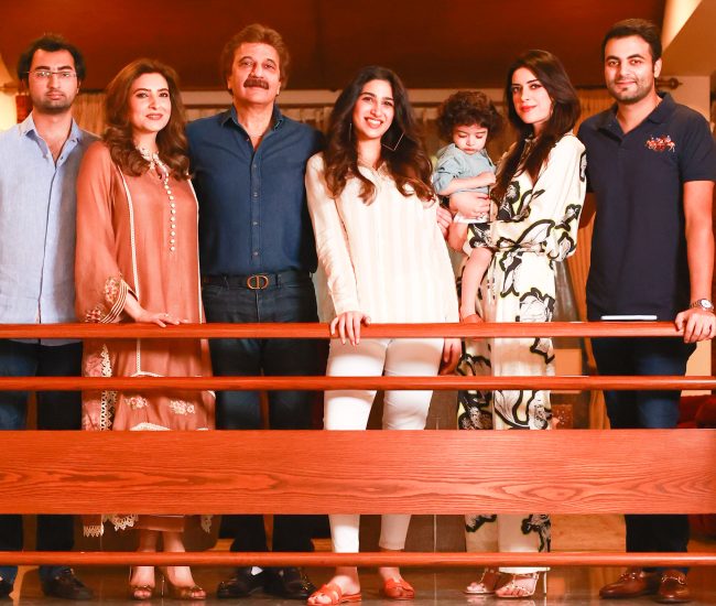 Family photoshoot Dubai – صورة عائلية تجمع الوالدين والأطفال بلحظات طبيعية ومفعمة بالحب