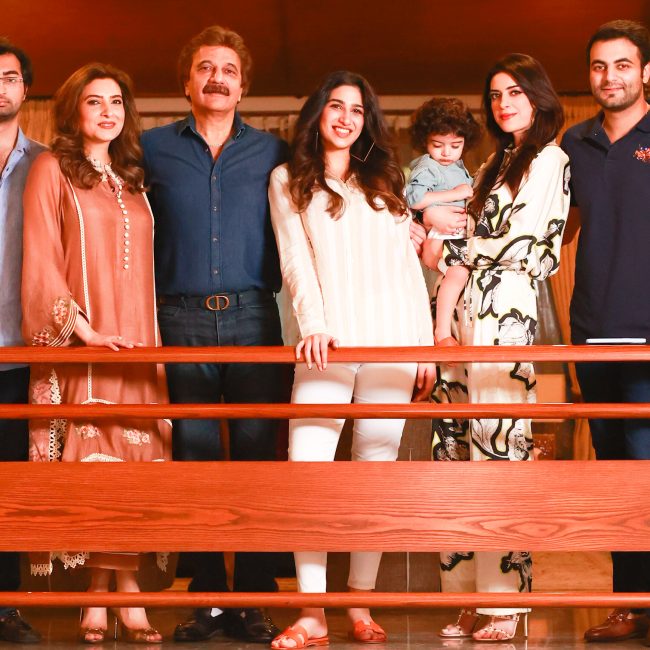 Family photoshoot Dubai – صورة عائلية تجمع الوالدين والأطفال بلحظات طبيعية ومفعمة بالحب