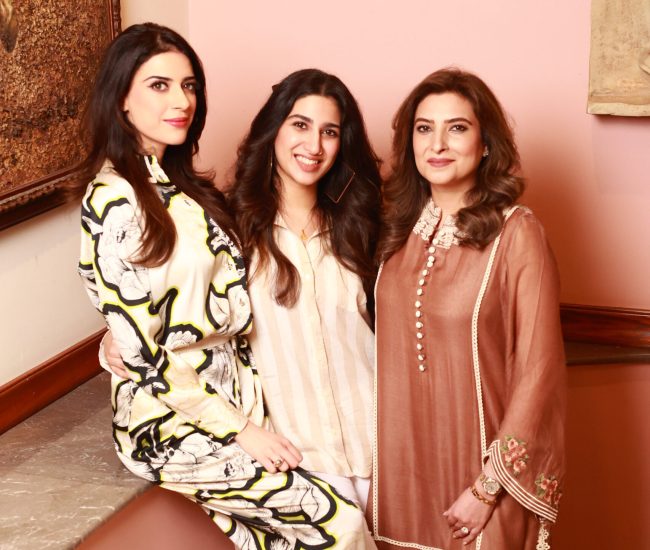 Family photoshoot Dubai – صورة عائلية تجمع الوالدين والأطفال بلحظات طبيعية ومفعمة بالحب