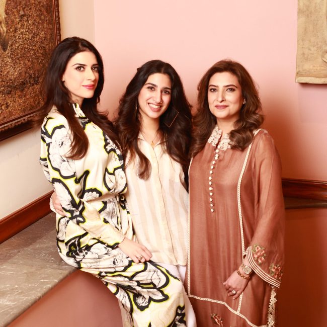 Family photoshoot Dubai – صورة عائلية تجمع الوالدين والأطفال بلحظات طبيعية ومفعمة بالحب