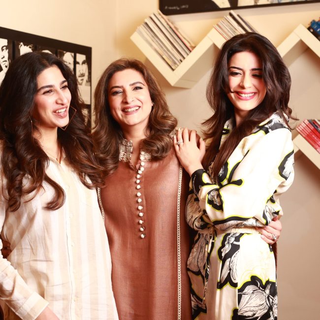 Family photoshoot Dubai – صورة عائلية تجمع الوالدين والأطفال بلحظات طبيعية ومفعمة بالحب