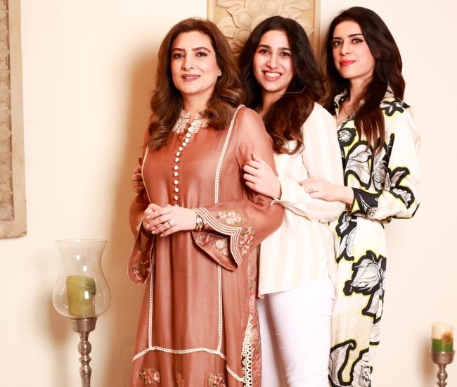 Family photoshoot Dubai – صورة عائلية تجمع الوالدين والأطفال بلحظات طبيعية ومفعمة بالحب