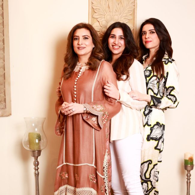 Family photoshoot Dubai – صورة عائلية تجمع الوالدين والأطفال بلحظات طبيعية ومفعمة بالحب