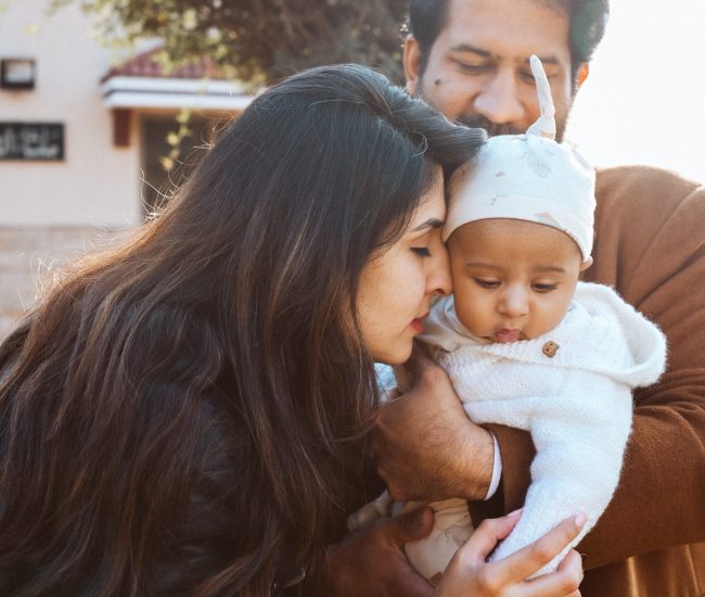 Family photoshoot Dubai – صورة عائلية تجمع الوالدين والأطفال بلحظات طبيعية ومفعمة بالحب