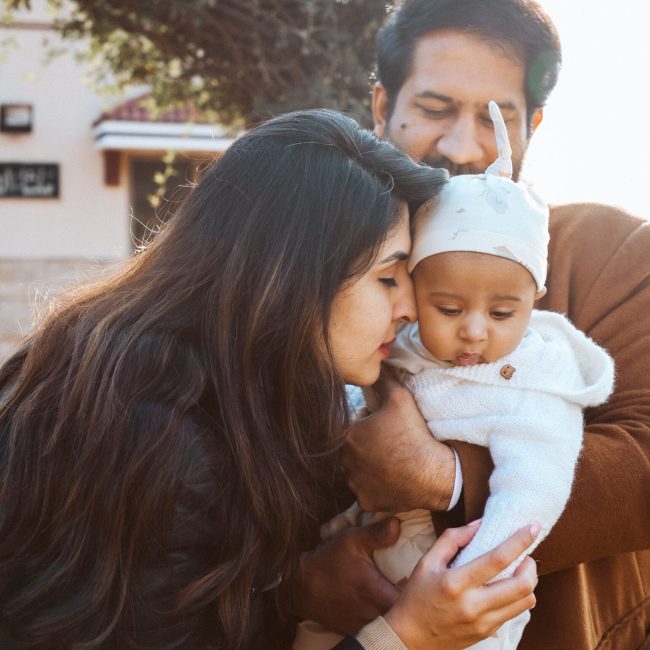 Family photoshoot Dubai – صورة عائلية تجمع الوالدين والأطفال بلحظات طبيعية ومفعمة بالحب