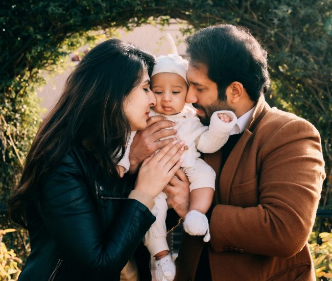 Family photoshoot Dubai – صورة عائلية تجمع الوالدين والأطفال بلحظات طبيعية ومفعمة بالحب