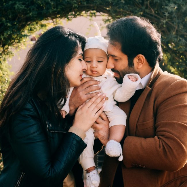 Family photoshoot Dubai – صورة عائلية تجمع الوالدين والأطفال بلحظات طبيعية ومفعمة بالحب