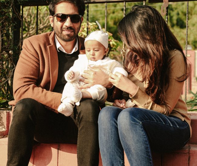 Family photoshoot Dubai – صورة عائلية تجمع الوالدين والأطفال بلحظات طبيعية ومفعمة بالحب