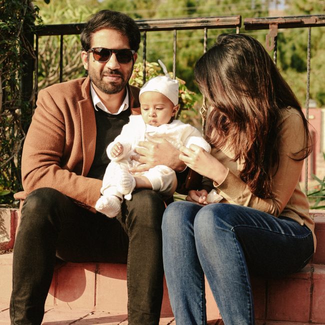 Family photoshoot Dubai – صورة عائلية تجمع الوالدين والأطفال بلحظات طبيعية ومفعمة بالحب