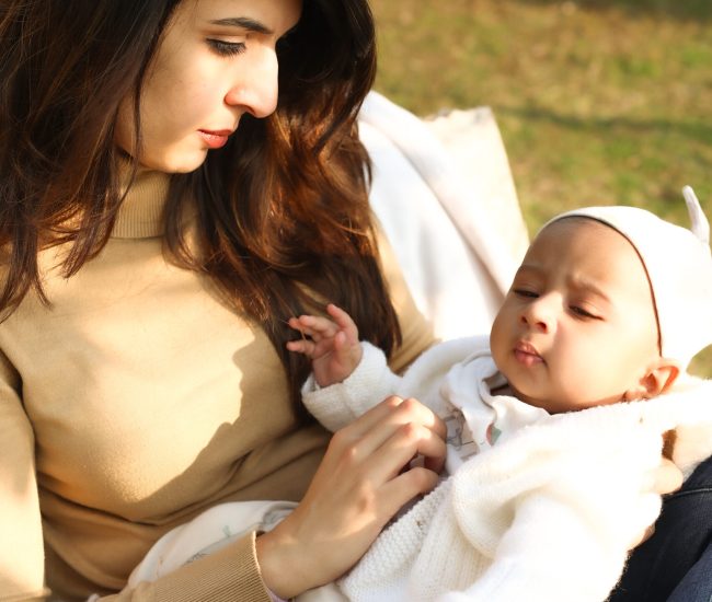 Family photoshoot Dubai – صورة عائلية تجمع الوالدين والأطفال بلحظات طبيعية ومفعمة بالحب