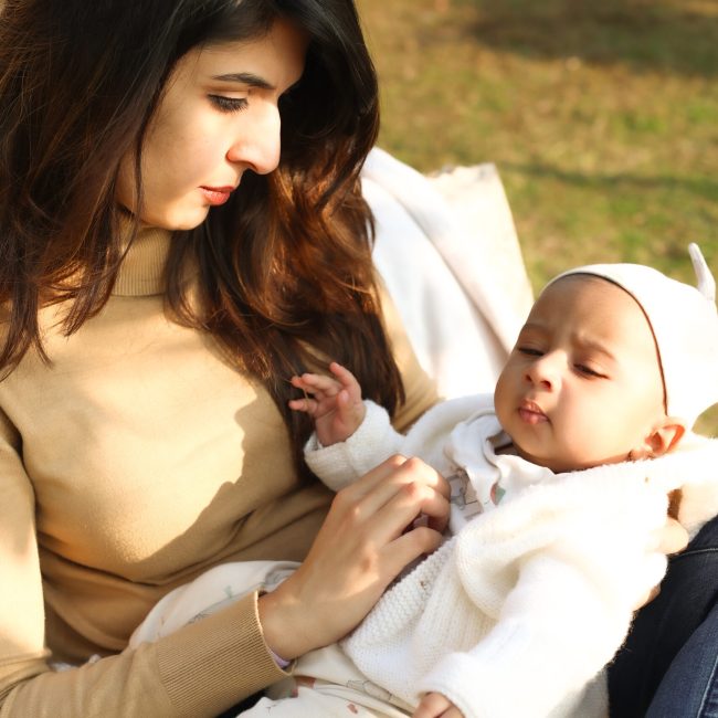 Family photoshoot Dubai – صورة عائلية تجمع الوالدين والأطفال بلحظات طبيعية ومفعمة بالحب