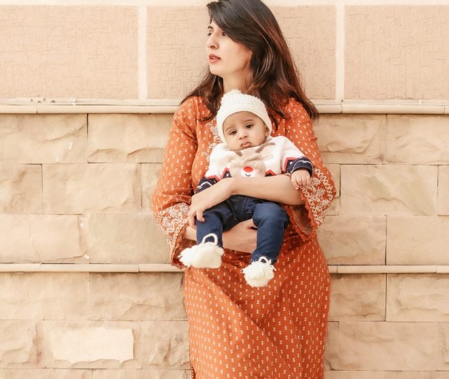 Family photoshoot Dubai – صورة عائلية تجمع الوالدين والأطفال بلحظات طبيعية ومفعمة بالحب