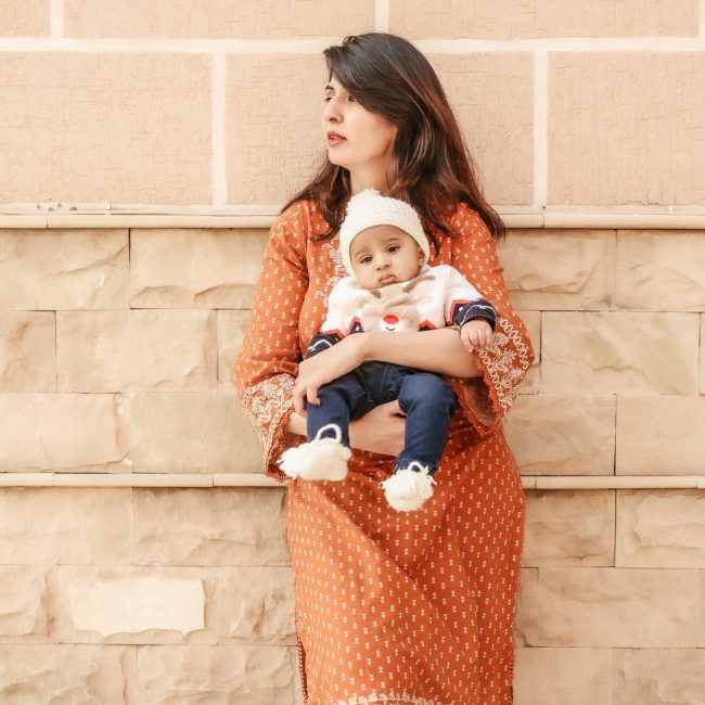 Family photoshoot Dubai – صورة عائلية تجمع الوالدين والأطفال بلحظات طبيعية ومفعمة بالحب