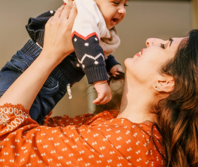 Family photoshoot Dubai – صورة عائلية تجمع الوالدين والأطفال بلحظات طبيعية ومفعمة بالحب