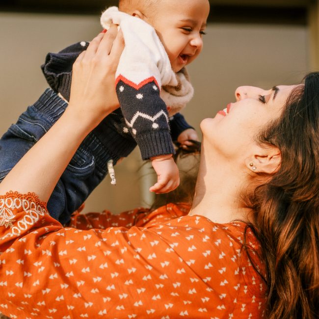 Family photoshoot Dubai – صورة عائلية تجمع الوالدين والأطفال بلحظات طبيعية ومفعمة بالحب