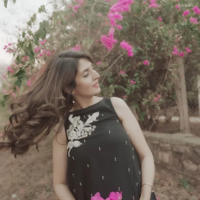 Studio Maternity Photography Dubai – Professional Female Photographer for Your Comfort