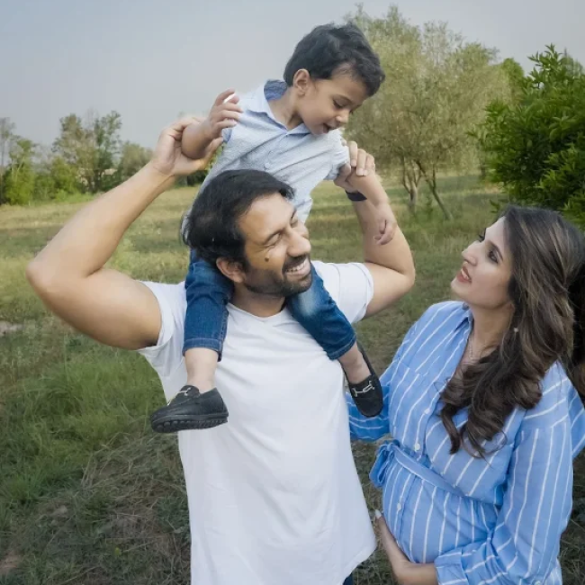 Studio Maternity Photography Dubai – Professional Female Photographer for Your Comfort