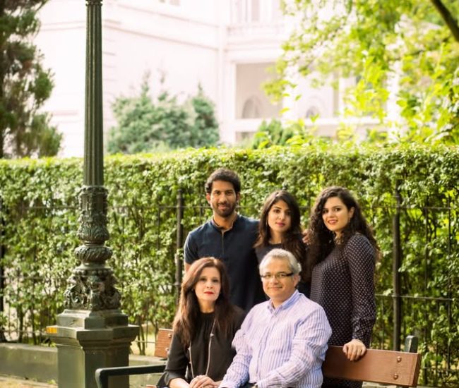 Family photoshoot Dubai – صورة عائلية تجمع الوالدين والأطفال بلحظات طبيعية ومفعمة بالحب