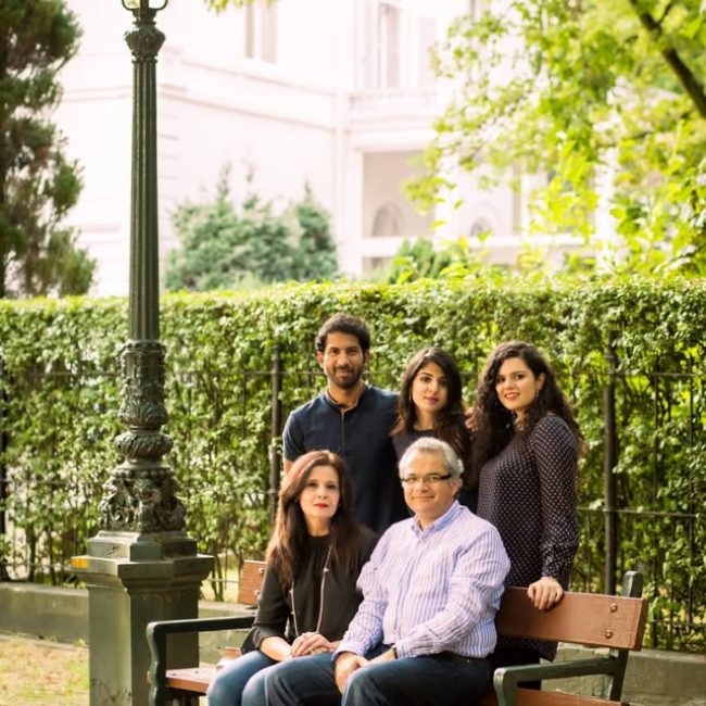 Family photoshoot Dubai – صورة عائلية تجمع الوالدين والأطفال بلحظات طبيعية ومفعمة بالحب