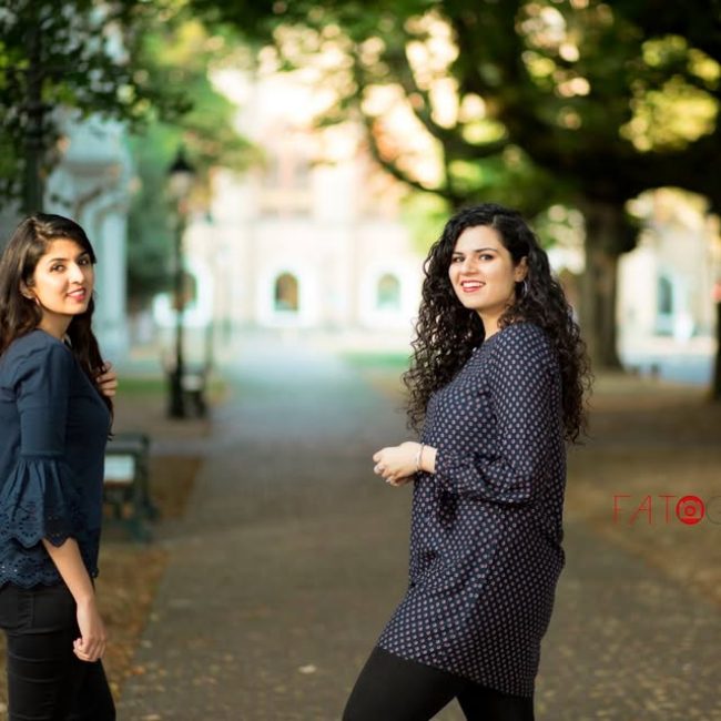 o women posing together during a family photoshoot in Dubai park by Fatography.