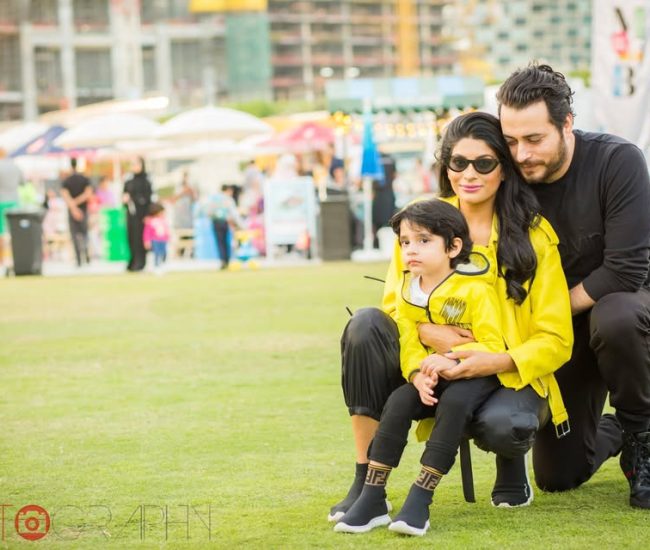 Family photoshoot Dubai – صورة عائلية تجمع الوالدين والأطفال بلحظات طبيعية ومفعمة بالحب