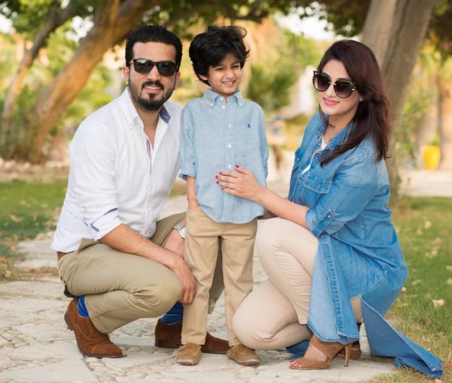 Family photoshoot Dubai – صورة عائلية تجمع الوالدين والأطفال بلحظات طبيعية ومفعمة بالحب