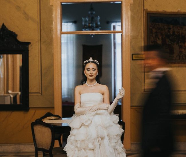 Romantic close-up of couple in front of city skyscrapers during Fatography pre wedding shoot.
