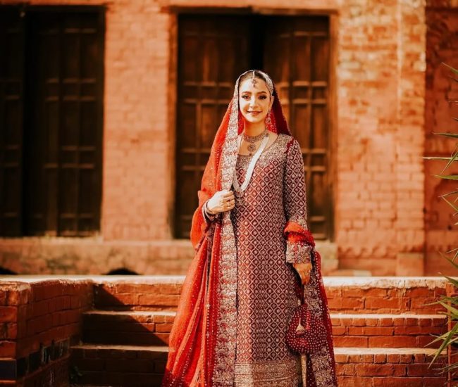 Candid whispering pose for fun pre-wedding photography