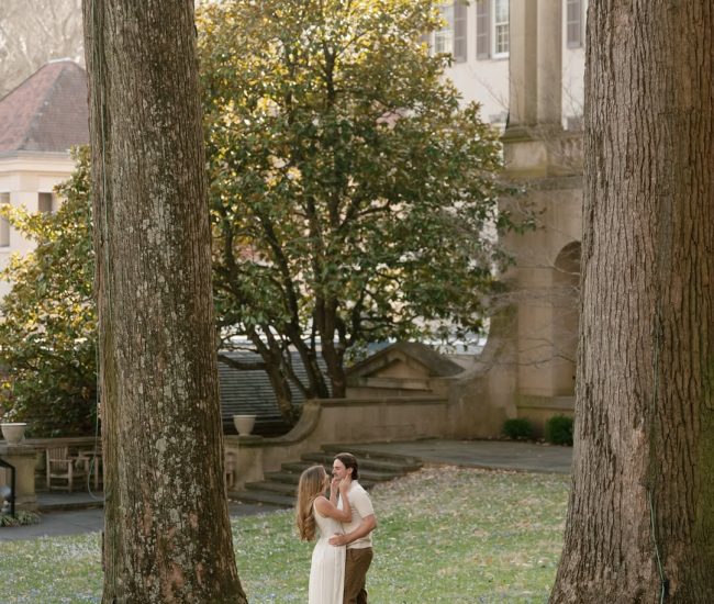 Couple holding flowers during a Fatography pre wedding session.