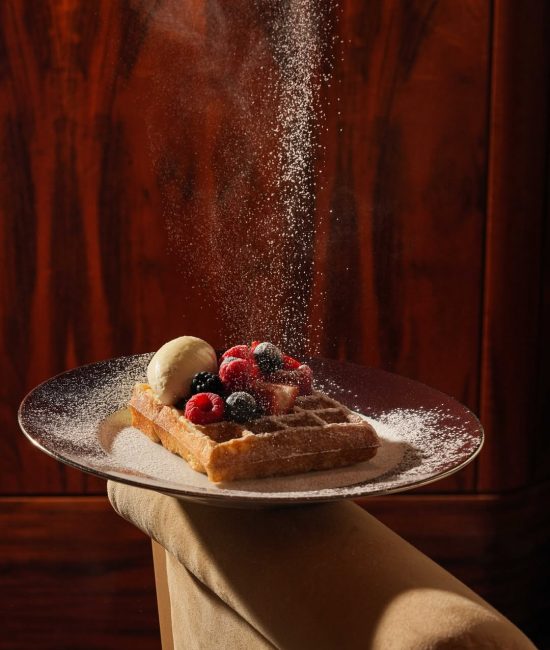 Elegant plate on dark wooden table – restaurant food photography in Dubai